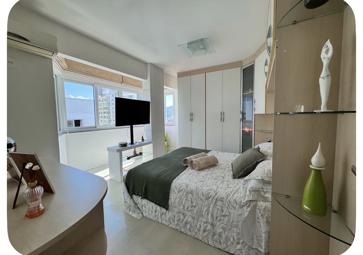 Quarto claro e preparado para os hóspedes