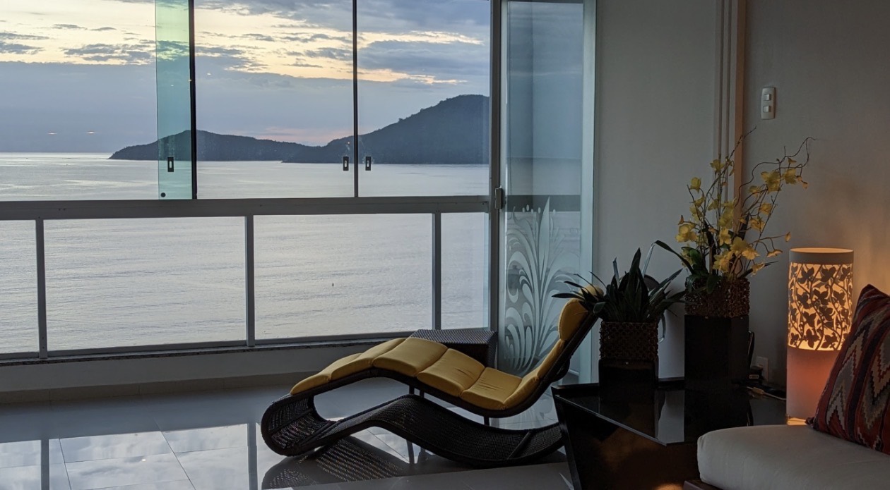 Sala com vista para o Atlântico ao amanhecer