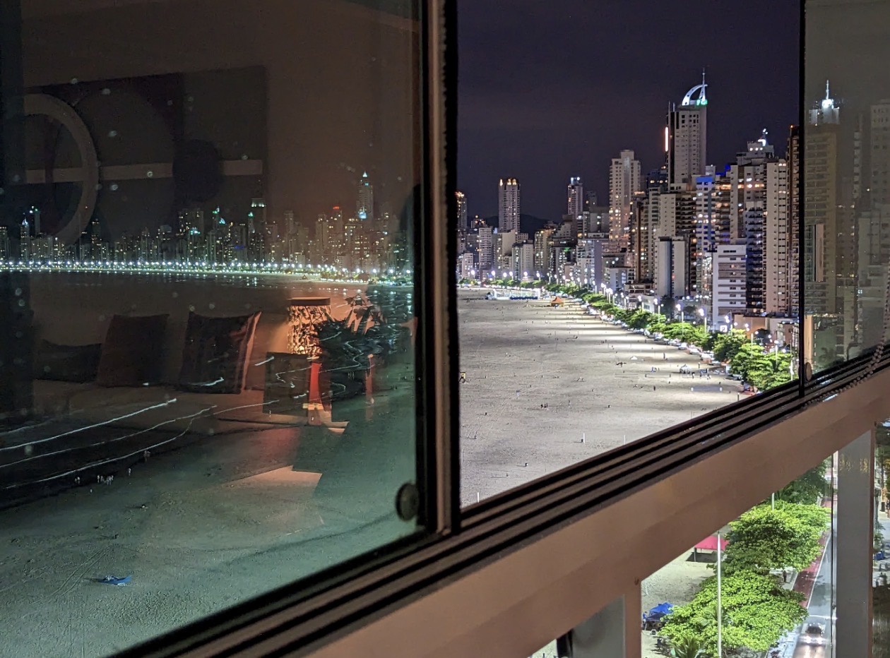 Vista noturna da orla de Balneário Camboriú